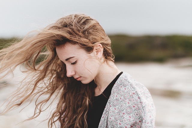 Jeune femme aux cheveux long triste