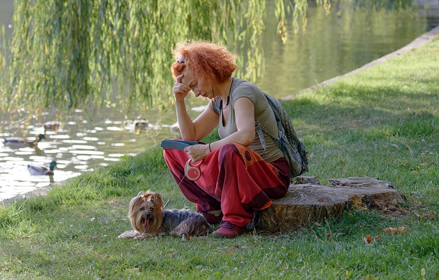 Dépendance affective femme avec un chien